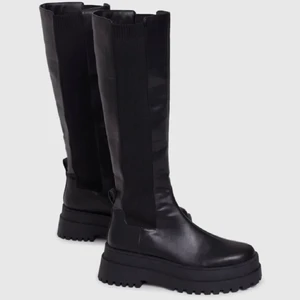 Svarta boots från nelly - Jättefina boots från nelly! Storlek 37 men passar 38💕 Köptes för 800 och säljer för 300+frakt!