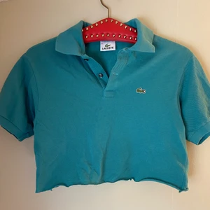 Croppad pikétröja💙 - Lacoste pikétröja som jag själv croppat. Väldigt snygg men kommer tyvär inte till användning. Kan skicka mer bilder hur den ser ut på osv❤️‍🩹