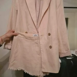 NA-KD x Iva Nikolina  - Oversized blazer och shorts från NA-KD i samarbete med Iva Nikolina! Kläderna är i nyskick då de inte använts så mycket! Inköpspris för båda delarna hamnade på ungefär 1400:-  (bilderna är lite blurry pga att de är tagna från min annons på Facebook) 