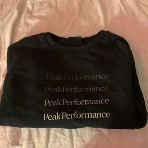 Peakperformance - Långärmad peak sweatshirt, super fint tryck på framsidan! Kom privat för fler bilder! Inga defekter eller något fel över huvudtaget! Priset är alltid diskuterbart!