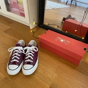 Converse chuck 70 ox vinröda storlek 41 - Säljer mina fina converse då de tyvärr är lite stora för mig. Använda en gång och i toppskick!! De är i storlek 41 och jag skulle säga att de är normala i storleken. Svinfin röd färg!! 