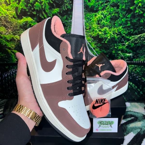Air Jordan 1 Low ”Mocha” ☕️ - Air Jordan 1 Low ”Mocha” ☕️  Storlek:  -44.5  Pris: 2399kr
