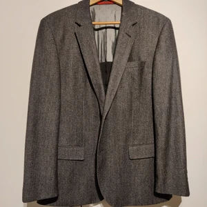 Hugo Boss kavaj - Herrkavaj från Hugo Boss i storlek UK26, skulle uppskattas till storlek 50 i svenska storlekar. Nyskick. Säljs då den är för stor för min sambo.