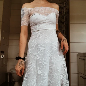 Studentklänning - Klänning perfekt till studenten! I perfekt skick, aldrig använd! Stretchig och bekväm!