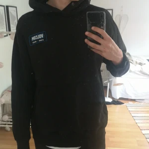Volcom hoodie/ Huvtröja - Köpte den för kanske två år sen, men slutade använda den för ett år sen på grund av att den vart för liten. Bra skick och bra material på huva. 