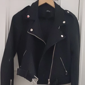 Mcjacka från Bohoo - Svart fin mcjacka från Bohoo i M, den är i polyester. Perfekt vår/sommarjacka