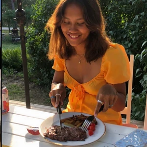 Gul/orange klänning - SÅ FIN gul/orange klänning som är PERFEKT för sommaren!!!💖💐🕺🏼 Frakten kommer att vara spårbar!!💕📦