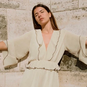 Zara jumpsuit - Säljer denna underbara somriga jumpsuit då jag råkade beställa en extra. Helt oanvänd inte ens tagit ut från boxen och toppenkvalitet. Underbart material till simmare och jätte bra pass form. (Lånad bild)