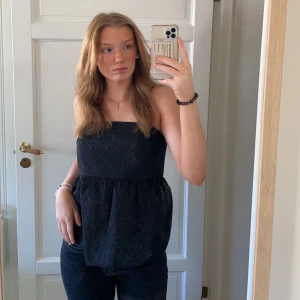 Sommar topp - Söt topp från Hm i st 36 vilket motsvarar S. Jag skulle säga att storleken stämmer. Toppen är ny och aldrig använd med prislappen kvar 💕