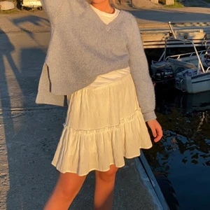 Vit kjol - Säljer nu denna vita fina sommarkjol. Från nakd. Storlek 36.