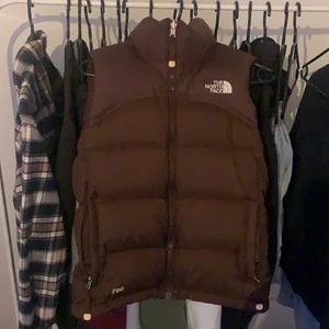 North face väst - Säljer nu min north face väst modell 700, knappt använd, kom med rimligt bud så löser vi affär direkt, mvh Hugo
