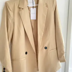 Beige helt oanvänd blazer från sister point köpt för 499kr säljs för 200kr