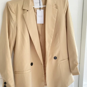 Beige blazer🧸 - Beige helt oanvänd blazer från sister point köpt för 499kr säljs för 200kr
