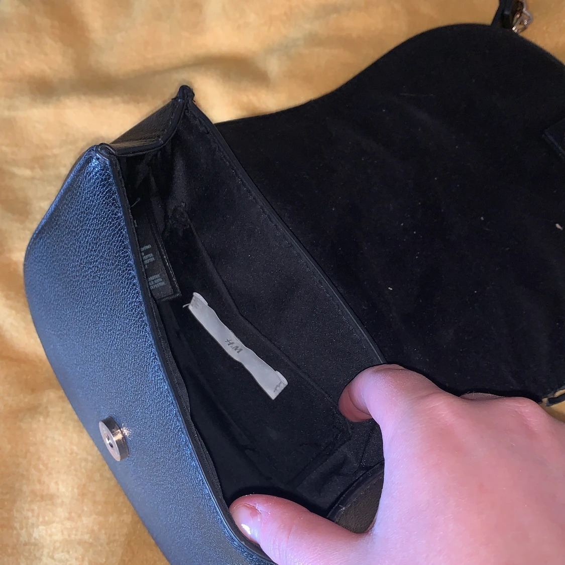 svart väska m. guldkjedja  - 91