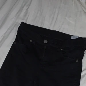 Bootcut jeans - Ett par svarta bootcut drdemin jeans som jag bara haft på mig en gång. Storlek Xs