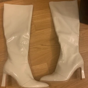Beiga Stövlar/boots - Aldrig använda, köpta från nakd . Säljer dom för 466kr. Sista bilden är exakt likadana stövlar fast vita. Dem är i storlek 38. 