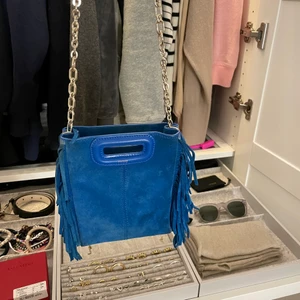 Maje väska - Säljer denna så fina blåa väskan från maje i den lilla modellen. Köpt 2020 och inte använt på ett bra tag därav att jag säljer. Så najs på sommaren och får plats med mycket trotts sin storlek. Hör av er vid frågor eller mer bilder❣️