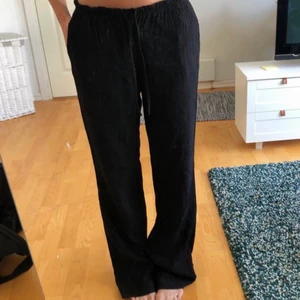 Linnebyxor Zara - Svarta ”linnebyxor” från Zara (se bild 2 för att se material). Knappt använda och är slutsålda på Zaras hemsida 💓 Köpte förra sommaren i Stl M men passar S lika bra så dom anpassar sig bra efter benen! (lånad bild)