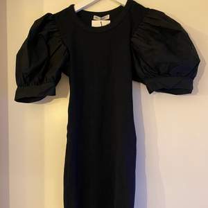 Svart ribbad klänning från Zara med puffiga ärmar. Aldrig använd, strl S. 170kr.