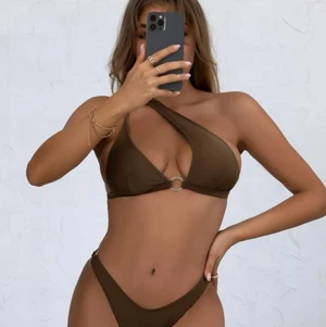 Bikini  - En fin aldrig använd bikini, säljer då den är för liten för mig tyvärr. Skön material och bra kvalitet.  Storlek L men skulle säga den är s/m. 60kr 