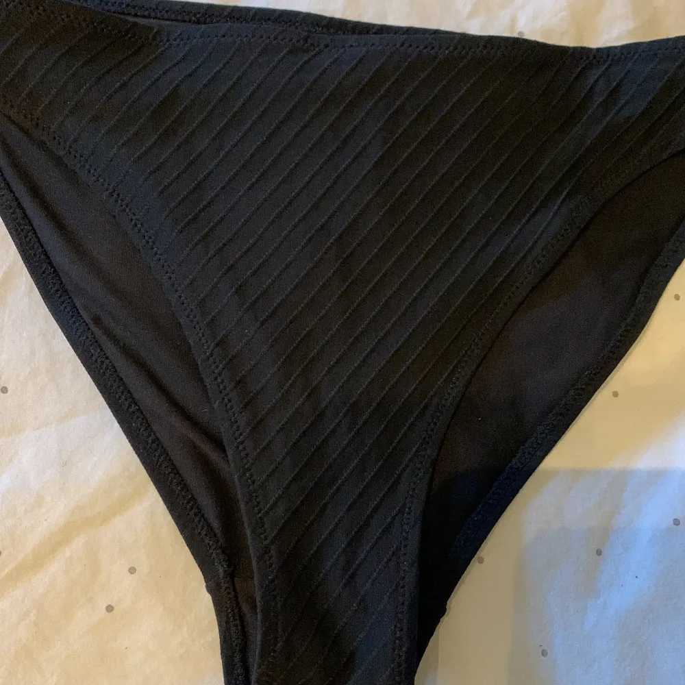 Ett jätte fint svart bikini set från H&M. Det har bara använts en gång och är såklart tvättat. Överdelen är 70B men skulle säga att den även passar 70A och underdelen är storlek 34. Säljer då den är för liten. Frakt tillkommer! . Övrigt.