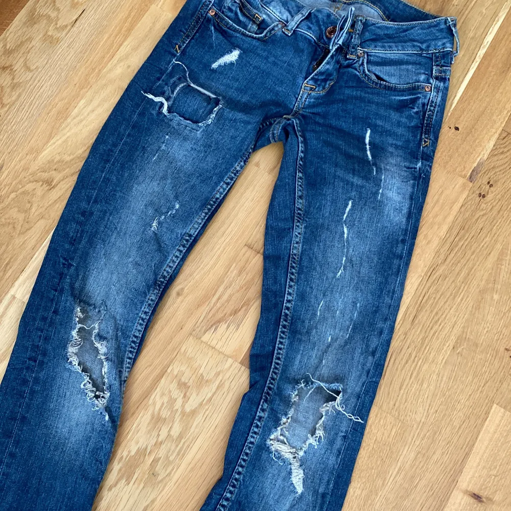 Lågmidjade jeans sitter väldigt bra rätt tajta i storleken  bra för min längd som är 155 sälja pga för små för mig . Jeans & Byxor.