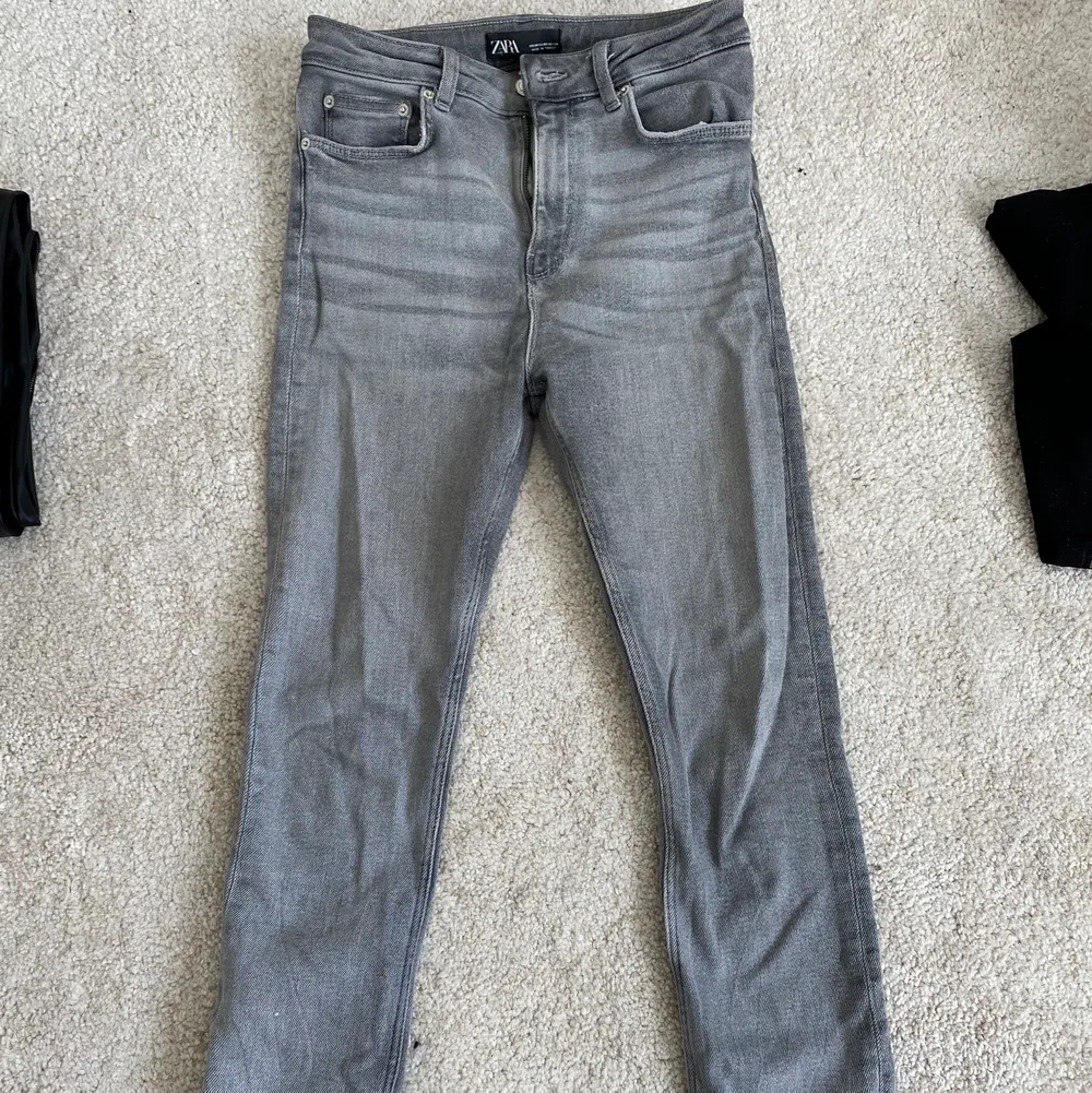 Gråa jeans från Zara som tyvärr blivit för stora. Jag är 172 cm lång och längden är perfekt.. Jeans & Byxor.
