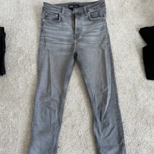 Gråa jeans - Gråa jeans från Zara som tyvärr blivit för stora. Jag är 172 cm lång och längden är perfekt.