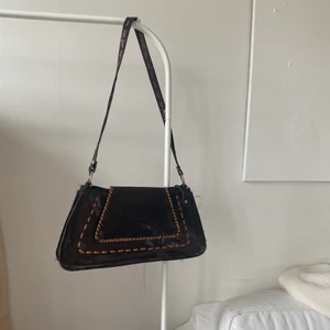 Vintage väska✨✨ - Super cool vintage väska🥰 jag antar att den är i äkta skinn och har nog ett par år på nacken, vilket gör den väldigt charmig✨