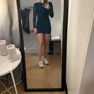 Klänning - Super snygg mörkgrön klänning med lite tjockare material. 