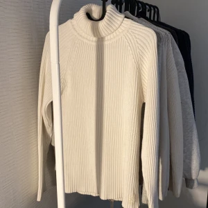 Stickad tröja - Tjock stickad supermysig tröja. Storlek S. Använd fåtal gånger.