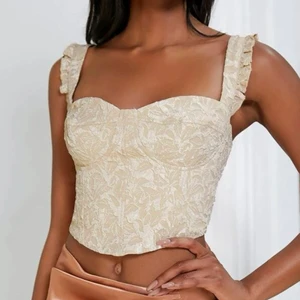 Topp - Säljer denna topp då den var något stor på mig☺️ oanvänd, frakt tillkommer! 