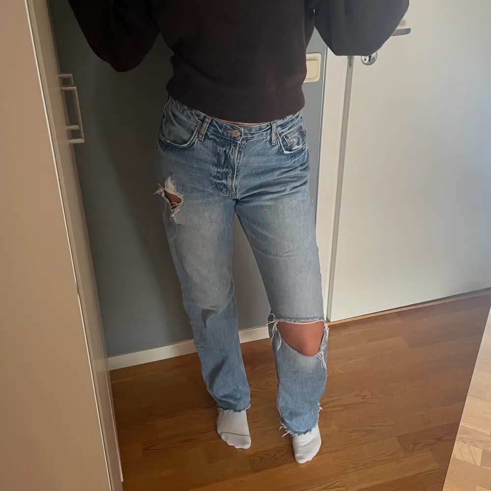 Säljer dessa populära jeans från Zara! Perfekt längd för mig som är 172! Skulle även passa längre beroende på hur man har jeansen. . Jeans & Byxor.