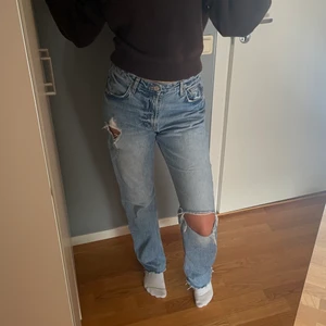 Populära Zara jeans!  - Säljer dessa populära jeans från Zara! Perfekt längd för mig som är 172! Skulle även passa längre beroende på hur man har jeansen. 
