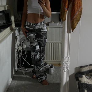 Cargopants - Storlek 27/31 men kan regleras i midjan! Så snygga men använder aldirg. Hör av er vid fler frågor. Jag är 169❤️