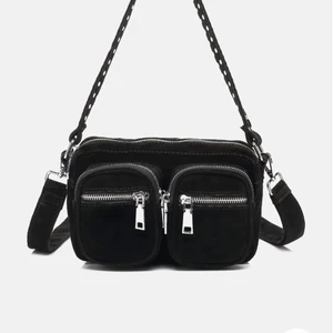 Noella väska - Säljer nu min jätte fina noella väska i den lilla storleken💕 Säljer den då jag inte använder den längre, det långa bandet tillkommer. Säljer väskan för 200kr + frakt🥰 Skriv privat för mer bilder❤️‍🔥❤️‍🔥