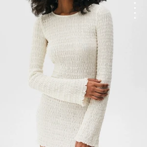 Vit klänning med öppen rygg - Säljer denna helt nya klänningen från pull & bear då jag råka beställa två stycken och de inte längre går att returnera. Den är superfin och helt slutsåld på hemsidan❤️ köparen står för frakt!