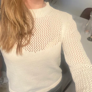 Tröja - En SUPER FIN tröja från Zara. Köpte på Plick aldrig använd för 120kr. Säljer då den inte passade mig tyvärr. Skriv för fler bilder💕