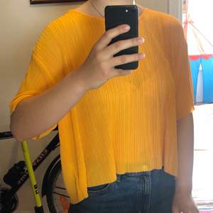 Gullig gul tröja jag köpte från Monki. Använd bara några gånger, inga fel på den. Storlek S/M. 