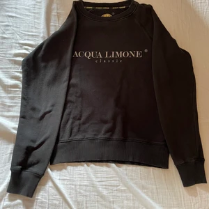 Acqua Limone sweatshirt - En gammal acqua limone sweatshirt som jag nu säljer av, skicket är runt 7/10! Pris och annat kan diskuteras privat!