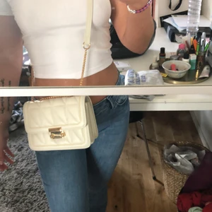 Vit väska  - En vit väska tror dem kan va från shein men är osäker, har aldrig använt dem tyvär där av att jag säljer den.