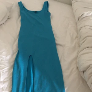 sommar klänning - Jätte fin blå sommar klänning. Den är från H&M och sitter tajt runt kroppen men den är väldigt stretchig. Tror den kan passa upp till en L då den är så pass strechig, men är i storleken S, och passar mig som är en XS/S. Den har även en fin slits längs med högra benet. Priset kan diskuteras vid snabb affär. Köparen står för frakten, kan möjligen mötas i Stockholm också:).                                  PRISET KAN DISKUTERAS VID INTRESSE!