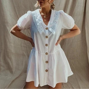 Poplin-klänning - Obs! Första bilden lånad. Poplin-klänning från Zara, använd vid endast ett tillfälle så i princip nyskick. Perfekt till studenten! Ord. pris 399kr. Strl M, true to size. Bara att skriva vid frågor!