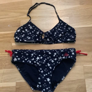 Bikini - Hej!💓 säljer denna fina bikini i storlek 160 då jag inte använder den nå mer💓 använd nåra ggr men den är i bra skick💓 säljer för 100kr+frakt💓