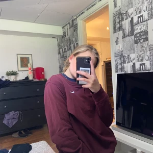 NIKE hoodie - Vinröd Nike Hoodie. Relativt ny, väldigt bra skick! 