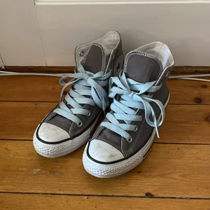 Converse - Säljer dessa Converse med nya skosnören! Använda men ändå i bra skick. Storlek 37.