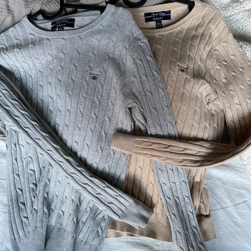 En beige och en grå stickade tröjor från märket gant, bra skick!  90 kr per tröja 😁. Tröjor & Koftor.