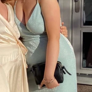 Balklänning - Säljer denna balklänning använd bara en gång