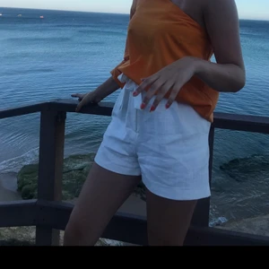 Linneshorts - Vita linneshorts från H&M🤍 superfina och supersköna, säljer pga att jag inte får på mig dom längre ☹️ bara och fråga om fler bilder så skickar jag🥰