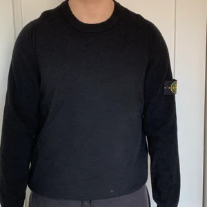 Stone Island  - Stickad Stone Island tröja i storlek XXL passar mig som vanligtvis bär XL. Mycket fint skick och använd en handfull gånger